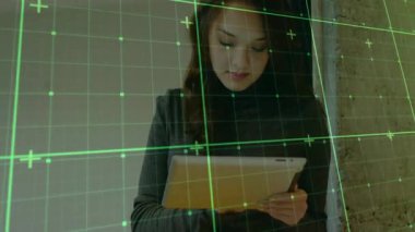 Yeşil ızgara kaplamalı tablet kullanan bir kadın dijital animasyonla etkileşime geçiyor. Teknoloji, yenilik, dokunmatik ekran, arayüz, fütüristik, artırılmış gerçeklik