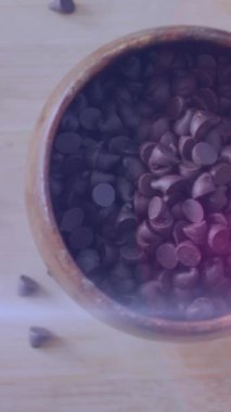 Çikolatalı cipslerin üzerindeki ışığın animasyonu. tatlılar, tatlılar ve dijital olarak üretilen çikolata konsepti.