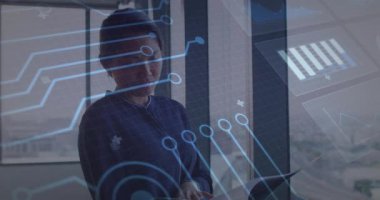 Dijital veriler işleniyor. Ofiste animasyon kaplamalı çalışan bir iş kadını. Teknoloji, yenilik, şirket, fütüristik, analiz, profesyonel