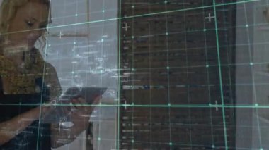 Tablet kullanarak, arka planda veri şebekesi olan dijital animasyon izleyen bir kadın. Teknoloji, fütüristik, sanal, analitik, etkileşimli