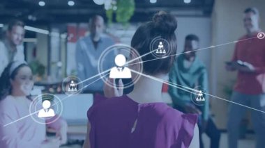 Çeşitli iş adamları üzerinde bağlantılar ve veri işleme animasyonu ağı. Teknoloji, ağ oluşturma, bağlantı, işbirliği, takım çalışması, çeşitlilik