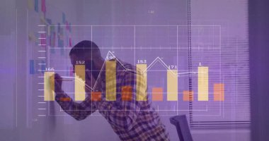 Ofis ortamında finansal grafik animasyonu olan bir iş adamı telefonda. finans, iletişim, teknoloji, analitik, veri, kurumsal