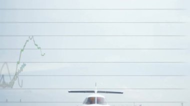 Arka planda finansal grafik animasyonu olan uçak pistte. Havacılık, finans, ulaşım, yatırım, veri, analitik