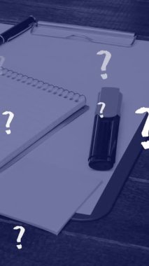 Not defterlerinin üzerinde soru işaretleri ve ofis masasındaki dizüstü bilgisayarın animasyonu. veri, ofis ve teknoloji konseptinde çalışma dijital olarak oluşturulmuş video.