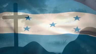 Gün batımı animasyonu sırasında Honduras bayrağını çapraz siluet ve manzara ile sallamak. Ulusal, vatansever, bayrak, sembol, kutlama