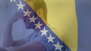 Bosna-Hersek bayrağı altında oturan adam animasyon yapmayı düşünüyor. Yansıma, siluet, tefekkür, dalgın, grafikler, tasarım