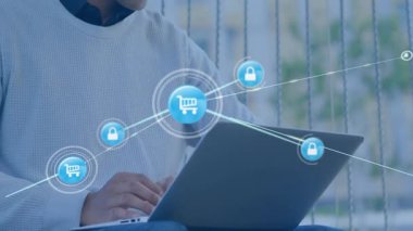 Dizüstü bilgisayar kullanarak, güvenlik simgeleriyle dijital alışverişe çıkan adam. Çevrimiçi alışveriş, siber güvenlik, teknoloji, e-ticaret, internet, koruma