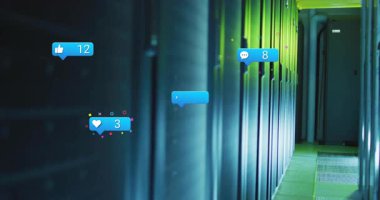 Parlayan ışıklar animasyonu olan sosyal medya bildirimleri sunucu odasının üzerinde yüzüyor. Teknoloji, veri merkezi, ağ, bulut hesaplama, dijital, iletişim