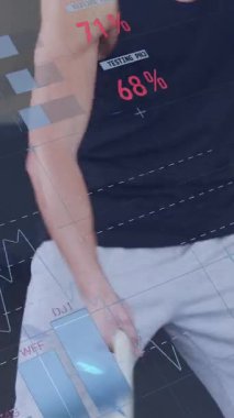 Beyaz adamın spor salonunda egzersiz yapması üzerine grafiklerin ve verilerin animasyonu. spor, aktif yaşam tarzı, rekabet ve teknoloji konsepti dijital olarak oluşturulmuş video.