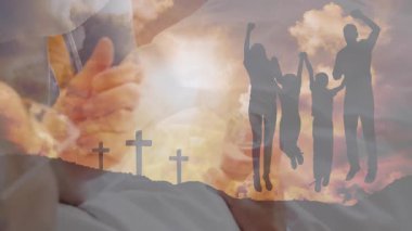 Günbatımı gökyüzü ile aile siluetleri atlamak ve arka planda animasyon çizmek. birlik, neşe, beraberlik, maneviyat