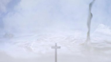 Akan su ve tepeler sisli manzaraya animasyonla gölge düşürüyor. Doğa, manzara, huzur, sükunet, huzur, atmosfer.