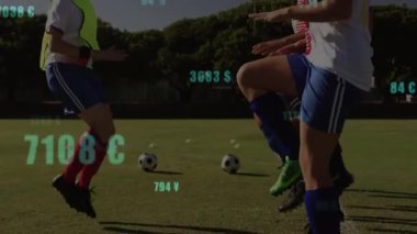 Sahada, futbol oyuncuları döviz sembollerinin animasyonuyla alıştırma yapıyorlar. Futbol, döviz kuru, takım çalışması, ekonomi, küreselleşme, eğitim