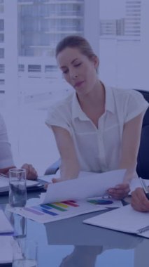 Çeşitli iş adamları üzerinde finansal veri işleme animasyonu. küresel iş, finans, veri işleme ve dijital arayüz kavramı dijital olarak oluşturulmuş video.