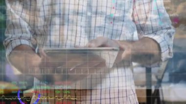 Finansal veriler ve grafikler içeren tablet kullanımı, iş dünyasının profesyonel analizi. Finans, analitik, teknoloji, strateji, analiz, dijital