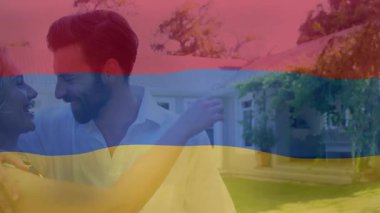 Evin dışında, renkli bayrak animasyonlarıyla kucaklaşan çift. LGBTQ, gurur, kutlama, eşitlik, çeşitlilik, aşk