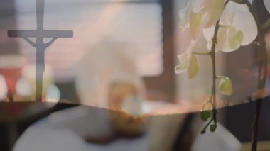Yüz maskesiyle rahatlamak, orkide çiçeklerinin yanında kitap okumak ve haç çizmek. Sağlık, rahatlama, cilt bakımı, gençleşme, sükunet, kişisel bakım.