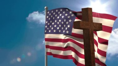 Parlak güneş ve mavi gökyüzünün altında ahşap haçın yanında Amerikan bayrağı sallıyordu. Vatanseverlik, özgürlük, anıt, onur, inanç, manzara