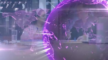 Dijital dünya haritası ve dünya animasyon örtüsü olan iş adamları. technology, global, innovation, teamwork, collaboration, analytics