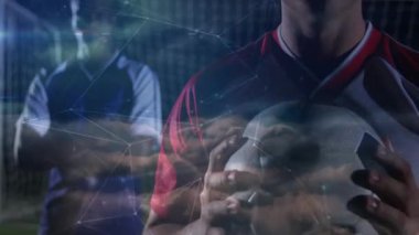 Futbol topunu tutan, dijital ağ bağlantılarının animasyonunu yapan oyuncular. Takım çalışması, teknoloji, yenilik, spor