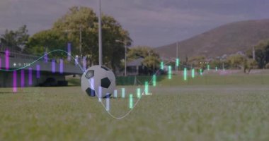 Finansal veri grafikleriyle topa vuran futbolcunun animasyonu sahneyi örtüyor. Spor, finans, analitik, dijital, atlet, teknoloji