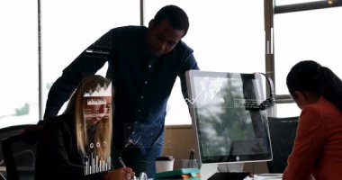 Ofiste, ekranlarda veri analizleriyle animasyon üzerinde çalışan profesyoneller. İş, takım çalışması, dijital, işbirliği, beyin fırtınası, teknoloji