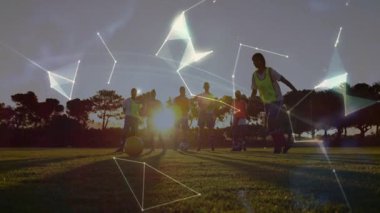 Futbolcular dijital ağ animasyonu ile sahada pratik yapıyorlar. Spor, takım çalışması, bağlantı, teknoloji, sporcular, eğitim