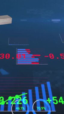 Satılık evin animasyonu mavi arka plandaki finansal veri işleme üzerinde. Dijital olarak üretilen yatırım, finans ve emlak sektörü konsepti.