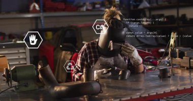 Metalle çalışan kaynakçı, veri işleme ve animasyon simgeleriyle çevrili. Mühendislik, teknoloji, endüstri, imalat, inşaat, bilgisayar üretimi