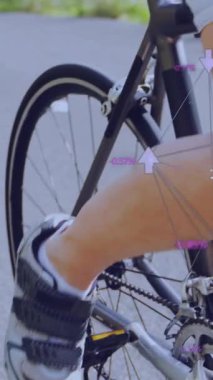 Beyaz erkek motorcunun bacaklarının üzerindeki oklarla bağlantıların animasyonu. spor, aktif yaşam tarzı, rekabet ve teknoloji konsepti dijital olarak oluşturulmuş video.