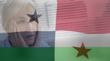 Pencereden bakarken arka planda bayrak animasyonu olan bir kadın vardı. Vatanseverlik, ulusal, özgürlük, kutlama, ruh, birlik