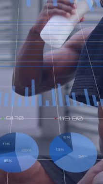 DNA ve grafiklerin animasyonu mutlu Afrika kökenli Amerikalı bir adamın su içip spor salonunda dinlenmesi üzerine. spor, aktif yaşam tarzı, rekabet ve bilim konsepti dijital olarak oluşturulmuş video.