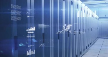 Modern veri merkezindeki sunucu raflarında veri işleme animasyonu. Teknoloji, ağ oluşturma, siber güvenlik, dijital, altyapı, veri depolama