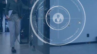 Ofis koridorundaki insanlar üzerinde bağlantılar ve veri işleme animasyonu ağı. Teknoloji, ağ, dijital, bağlantı, işbirliği, iş
