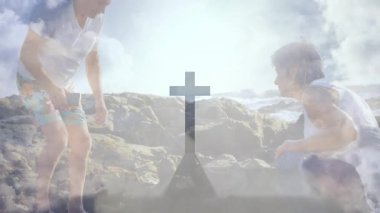 Kayalık araziyi keşfeden insanlar, bulutlu gökyüzünün altında haç siluetiyle yürüyen insanlar. Macera, yürüyüş, keşif, doğa, vahşi doğa, yolculuk