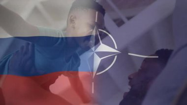 Yetişkin, Rus bayrağı ve NATO amblemi ile oynayan çocuk animasyonu. Çocukluk, oyun zamanı, siyaset, uluslararası ilişkiler, diplomasi