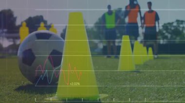 Okulda, animasyon, futbol antrenman ölçümlerini gösteren veri analizleriyle örtüşüyor. İstatistikler, dijital, teknoloji, spor, eğitim, yenilik