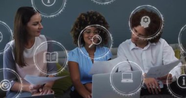 Belgeler, dijital animasyon simgeleriyle sahne oluşturan iş ekibi. Takım çalışması, işbirliği, yenilik, teknoloji, beyin fırtınası, şirket