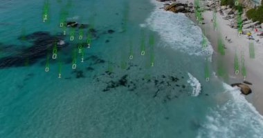 Plaj ve okyanus dalgalarının hava manzarası üzerinde ikili kod animasyonu. Teknoloji, dijital, yenilik, kodlama, veri, fütüristik