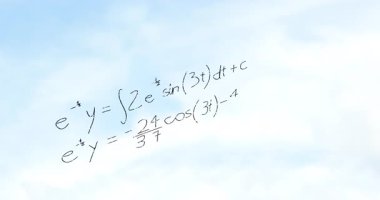 Bulutlu arkaplanda matematiksel denklemlerin ve formüllerin animasyonu. Eğitim, matematik, cebir, kalkülüs, bulut manzarası, soyut