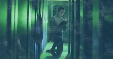 Sunucu odasında diz çökmek, dijital verileri animasyon örtüsüyle inceleyen kişi. Teknoloji, ağ, siber güvenlik, bulut hesaplama, analitik, bilgi