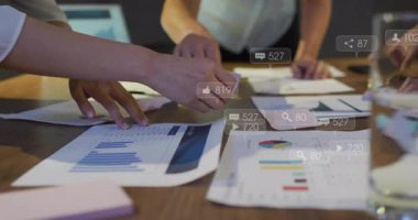 Tabloları ve grafikleri sosyal medya simgelerinin animasyonuyla düzenlemek. Veri, analitik, iş, sunum, ağ, istatistik