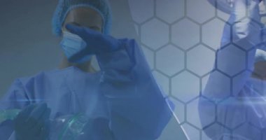 Hastanede, koruyucu ekipmanlı tıp uzmanları hastayı animasyon örtüsü ile tedavi ediyorlar. Sağlık, ilaç, tedavi, işbirliği, takım çalışması