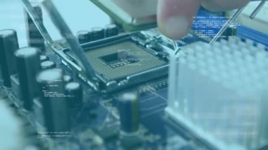 Ana karta dijital veri içeren elle işlemci yükleme animasyonu. Teknoloji, donanım, elektronik, montaj, devre, yükseltme