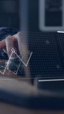 Bilgisayar kullanan iş adamlarının finansal veri işleme animasyonları. küresel iş, finans, veri işleme ve dijital arayüz kavramı dijital olarak oluşturulmuş video.