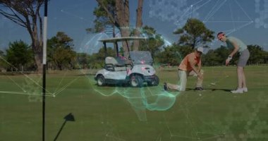 Arka planda dijital beyin animasyonuyla oynayan golfçüler. Golf kulübü, teknoloji, sanal gerçeklik, yenilik, beyin dalgası.