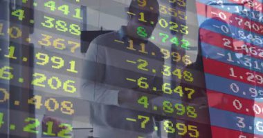 Ofiste, çeşitli iş adamları borsa verilerini animasyonla tartışıyor. finans, takım çalışması, işbirliği, beyin fırtınası, şirket, analitik