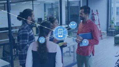 Ofiste tartışmalar, dijital animasyon ve teknoloji simgelerine sahip çeşitli gruplar. Çeşitlilik, takım çalışması, işbirliği, yenilik, beyin fırtınası, kurumsal