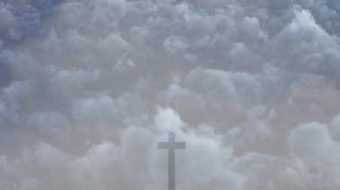 Gün batımında dramatik bulutlu gökyüzüne çarpan siluetli kilise kulesi. maneviyat, inanç, ibadet, bulutlar, sükunet, mimari