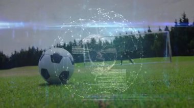 Dijital veri ağı animasyonu ile sahada koşan futbolcu. Spor, atlet, teknoloji, bağlantı, takım çalışması, hareket