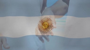 Animasyonu kaplayan Arjantin bayrağı, okulda birlik gösteren insanların el ele tutuşması. çeşitlilik, takım çalışması, işbirliği, eğitim, vatanseverlik, destek